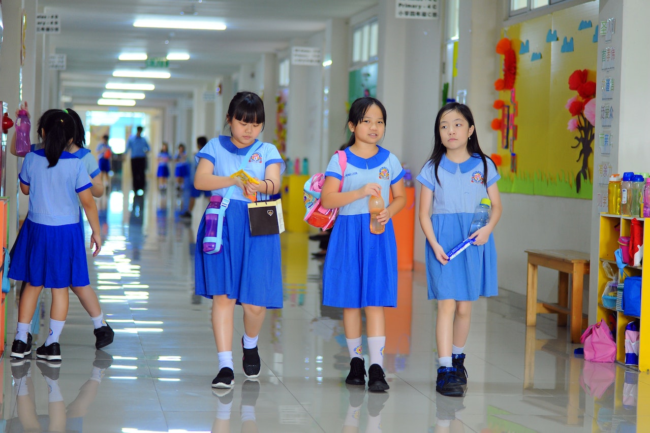 Childhood Obesity, 5 Reasons Why Handphone May Contribute to It